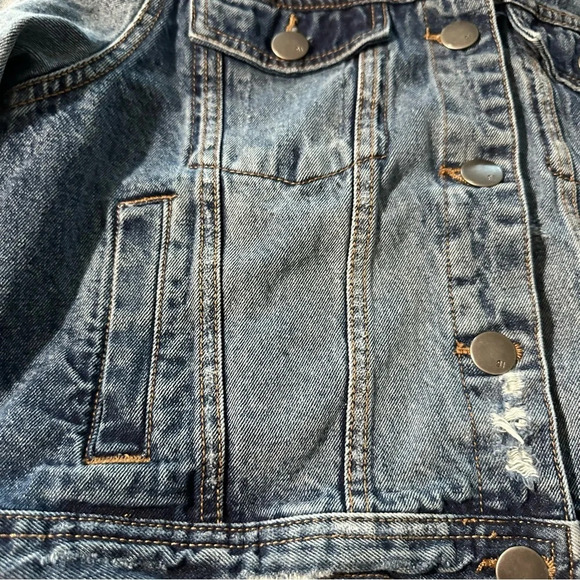 Cotton On women's size 6 distressed jean jacket pit to pit 19", length 20" - Picture 4 of 4